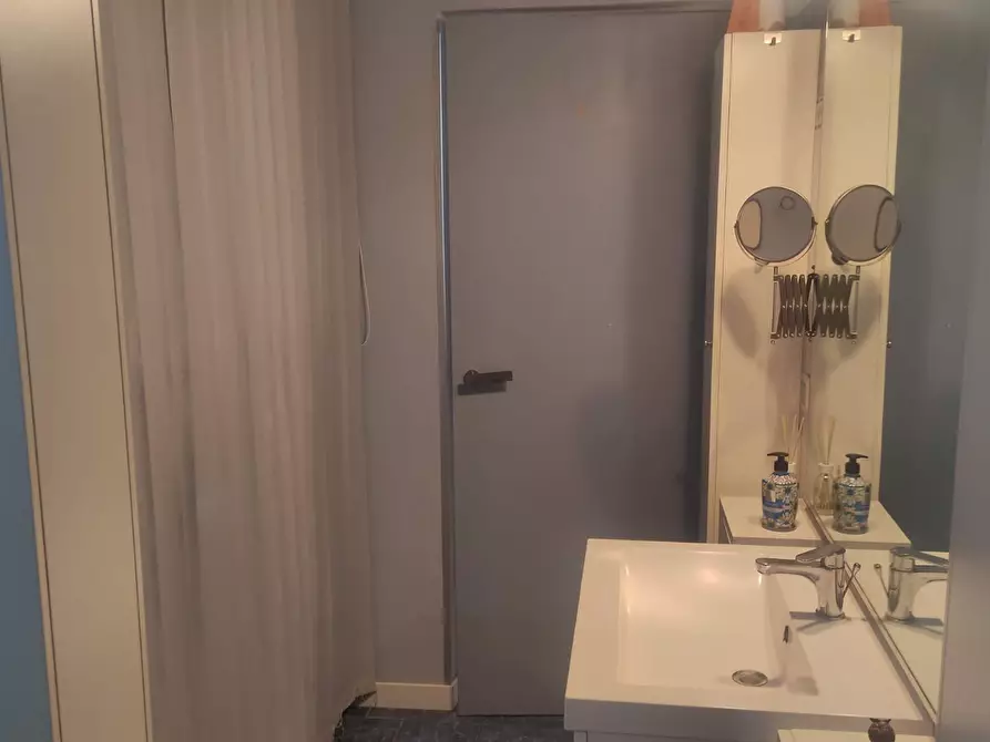 Immagine 13 di Appartamento in vendita  a Livorno