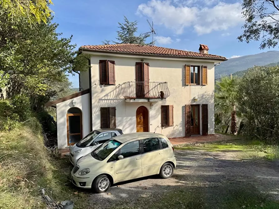 Immagine 1 di Villa in vendita  a Lucca