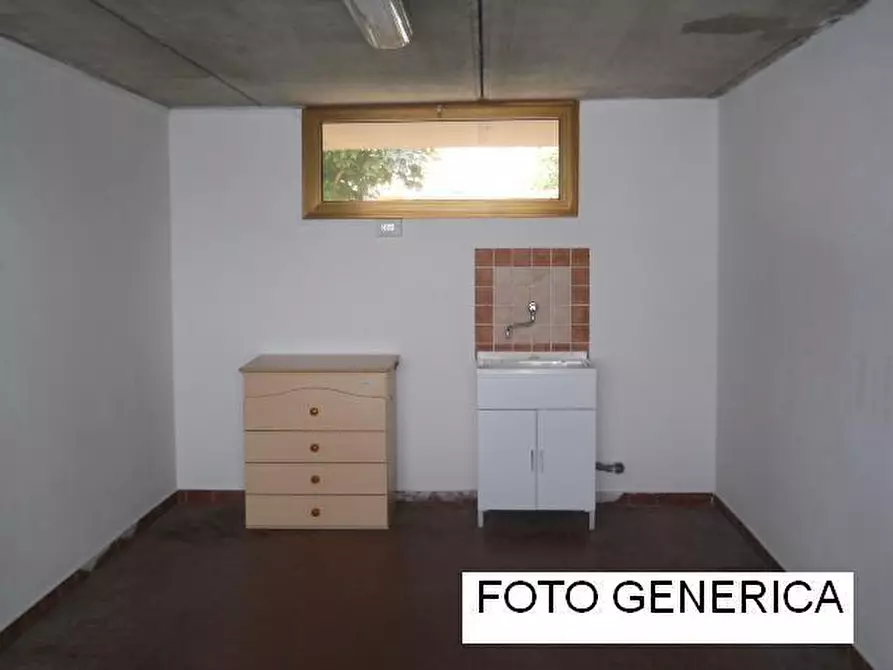 Immagine 1 di Garage in vendita  a Cascina