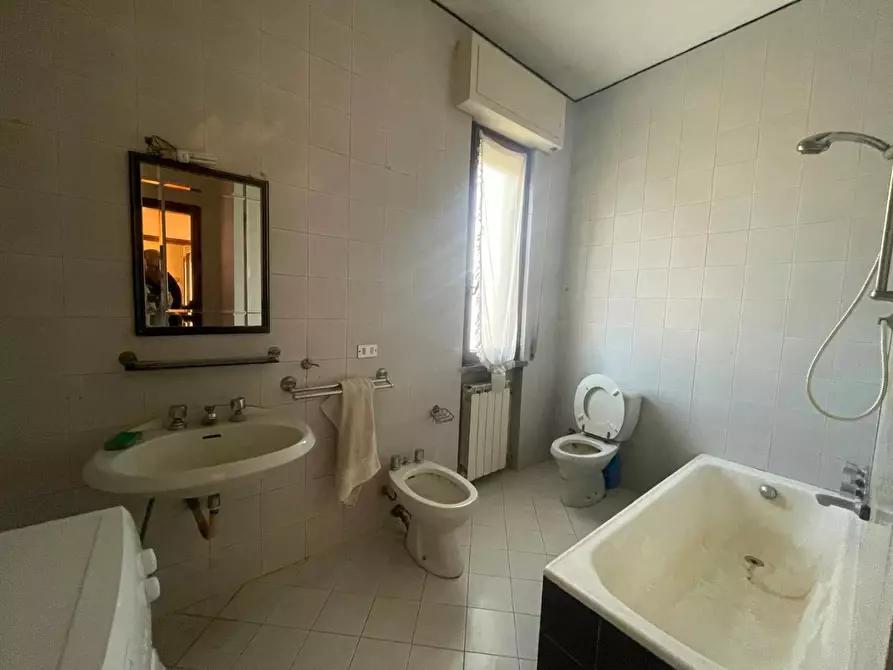 Immagine 13 di Appartamento in vendita  a Lucca