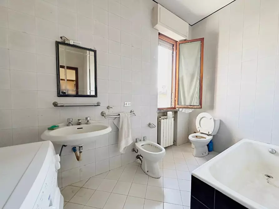 Immagine 11 di Appartamento in vendita  a Lucca