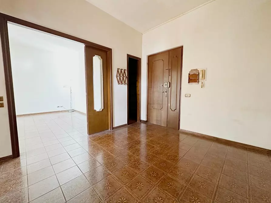 Immagine 5 di Appartamento in vendita  a Lucca