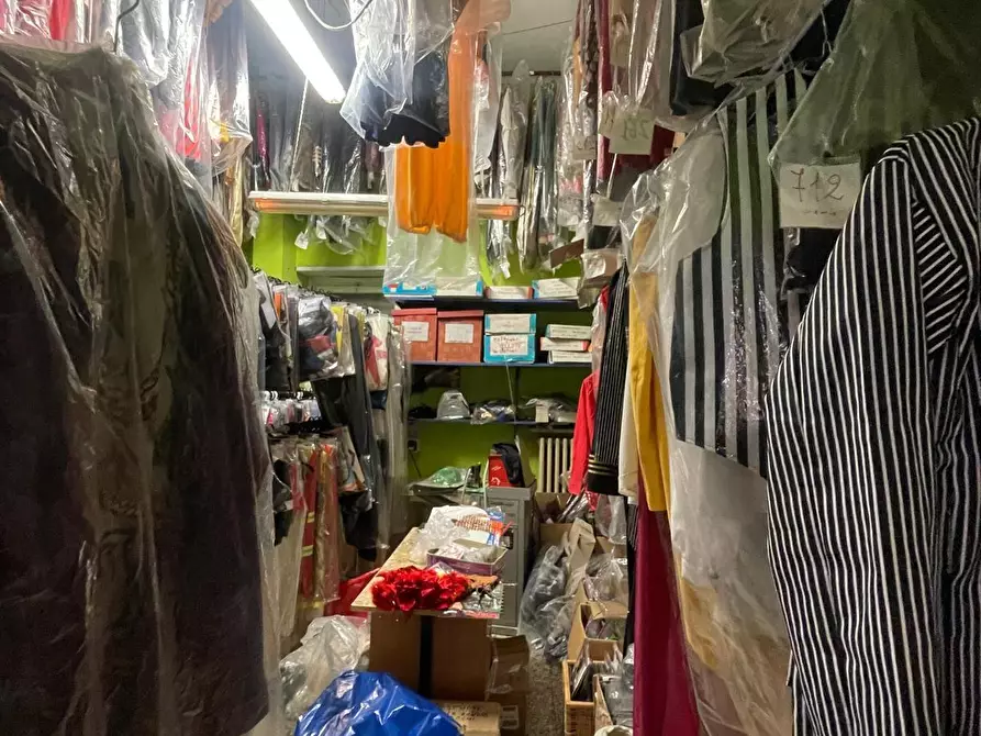 Immagine 4 di Attività commerciale in vendita  a Torino