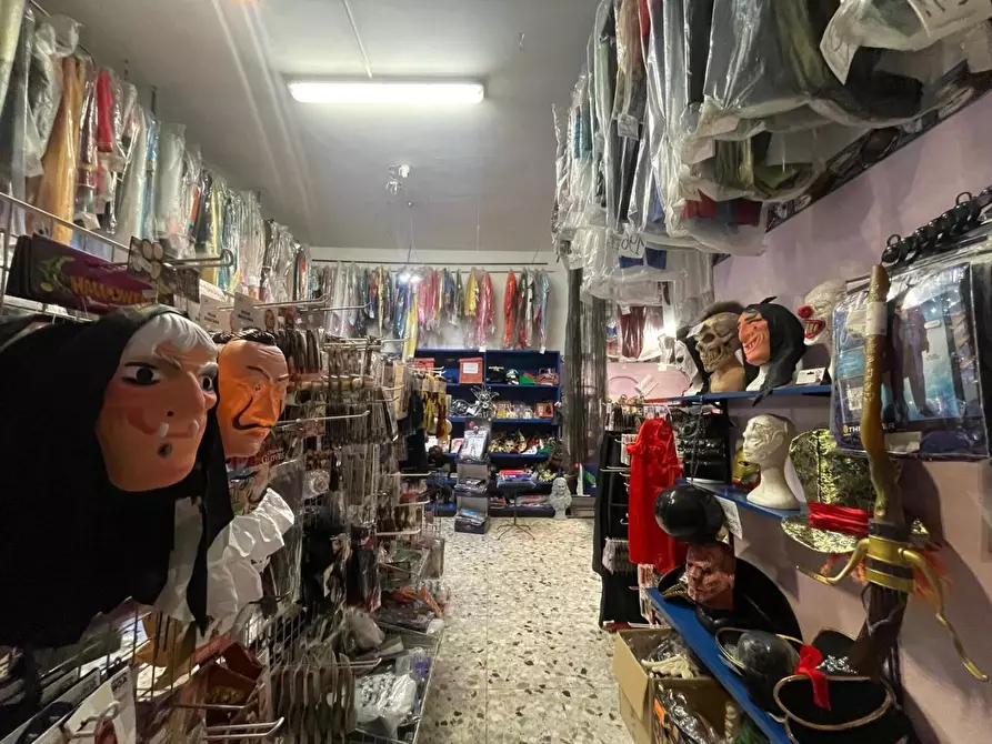 Immagine 11 di Attività commerciale in vendita  a Torino