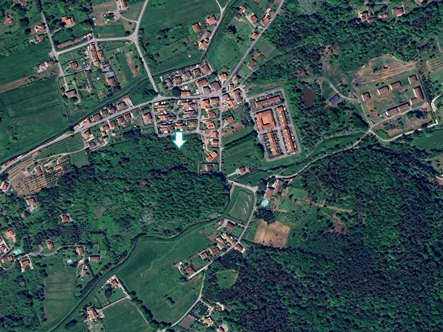 Immagine 1 di Terreno agricolo in vendita  a Lucca