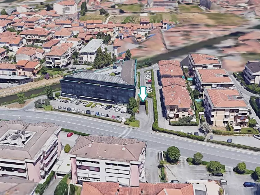 Immagine 2 di Garage in vendita  a Viareggio