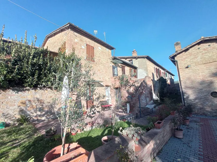 Immagine 1 di Casa semindipendente in vendita  a Siena