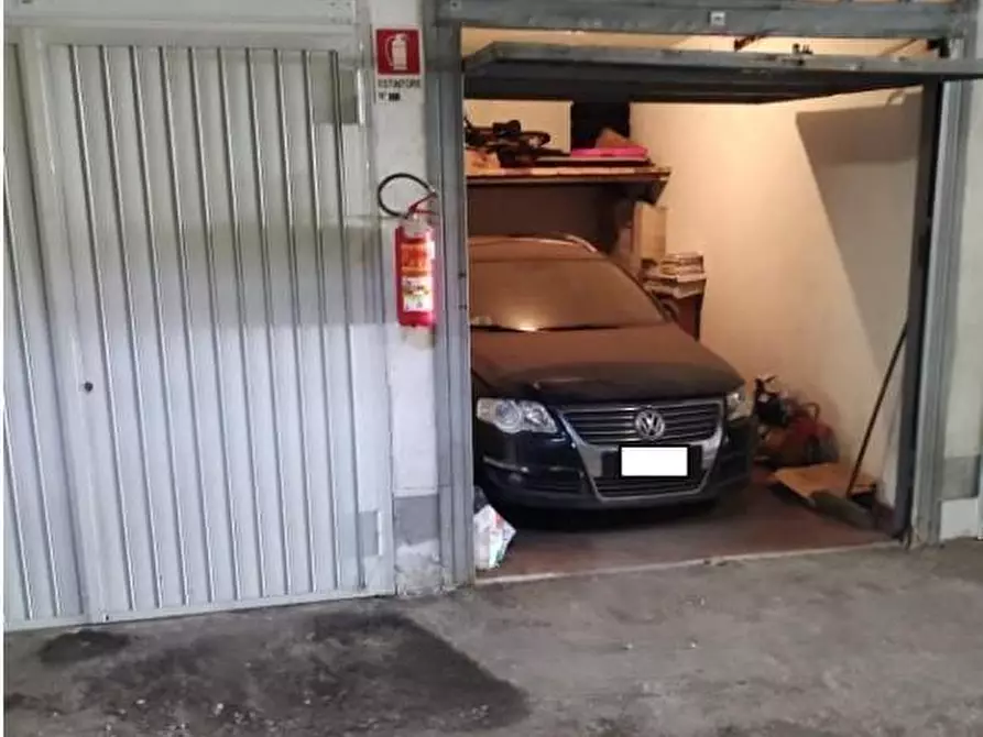 Immagine 1 di Garage in vendita  a Torino