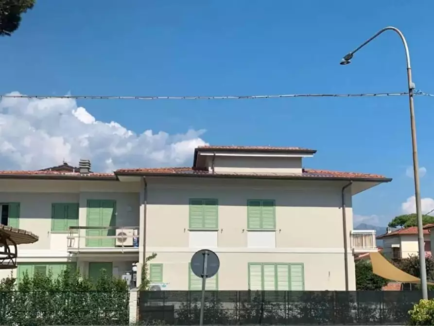 Immagine 1 di Casa bifamiliare in vendita  a Pietrasanta