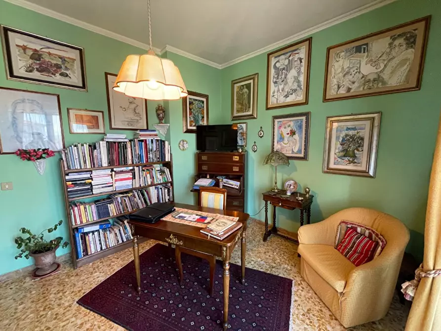 Immagine 19 di Appartamento in vendita  a Lucca