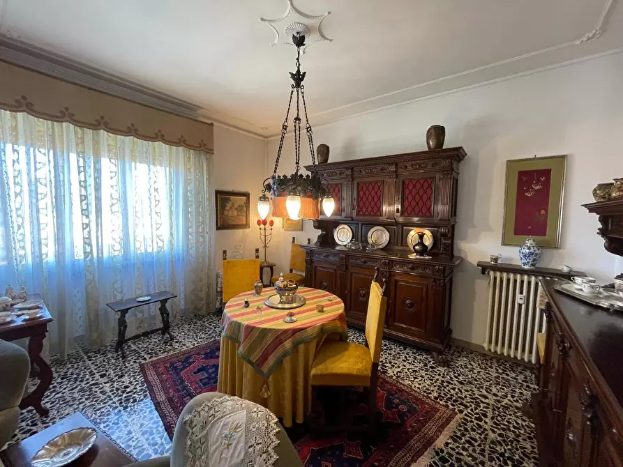 Immagine 5 di Appartamento in vendita  a Lucca