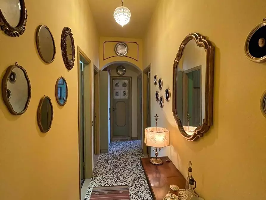 Immagine 11 di Appartamento in vendita  a Lucca