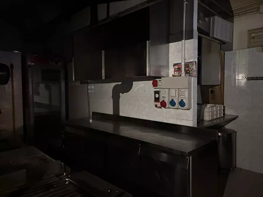 Immagine 25 di Negozio in affitto  a Roma