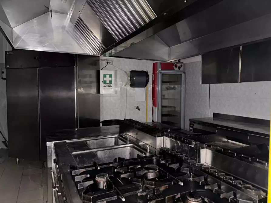 Immagine 22 di Negozio in affitto  a Roma