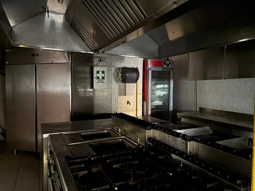 Immagine 26 di Negozio in affitto  a Roma