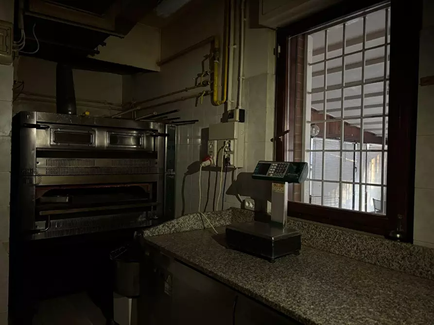 Immagine 28 di Negozio in affitto  a Roma