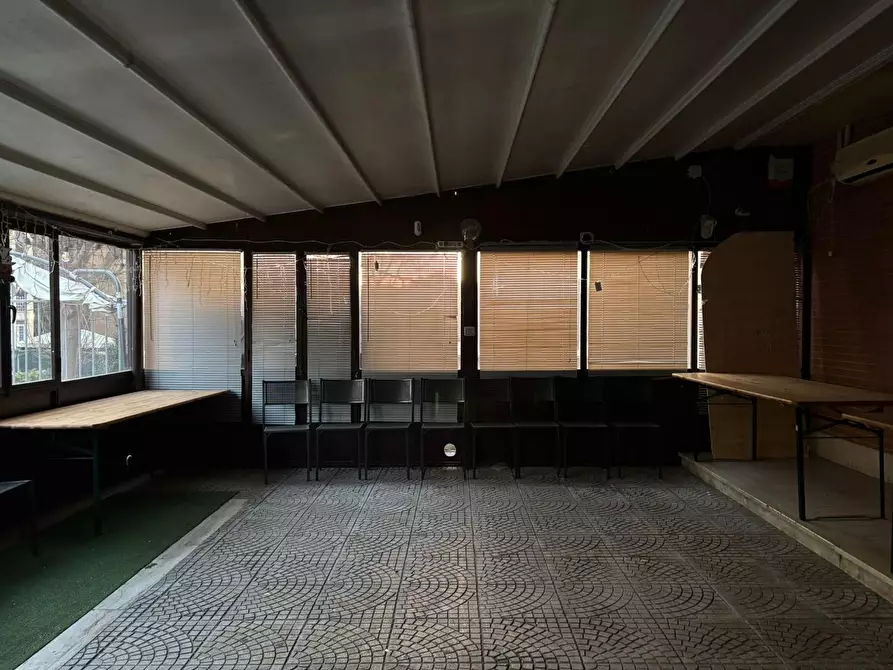 Immagine 35 di Negozio in affitto  a Roma