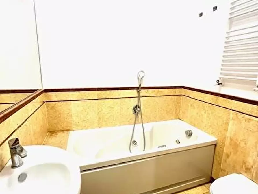 Immagine 24 di Appartamento in vendita  a Viareggio