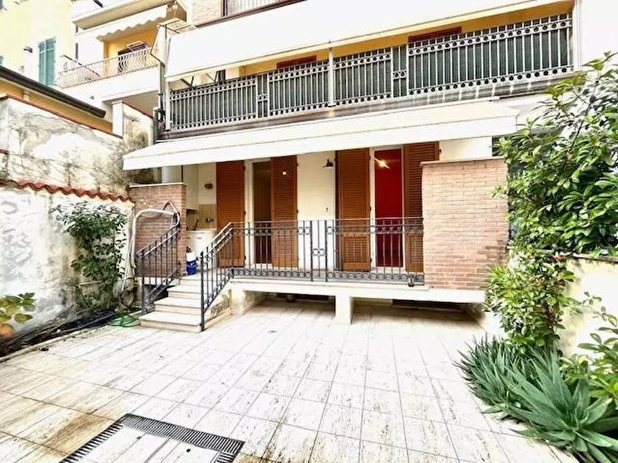 Immagine 36 di Appartamento in vendita  a Viareggio