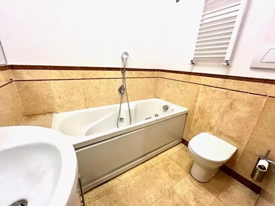 Immagine 21 di Appartamento in vendita  a Viareggio