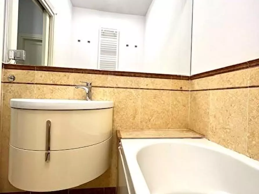 Immagine 22 di Appartamento in vendita  a Viareggio