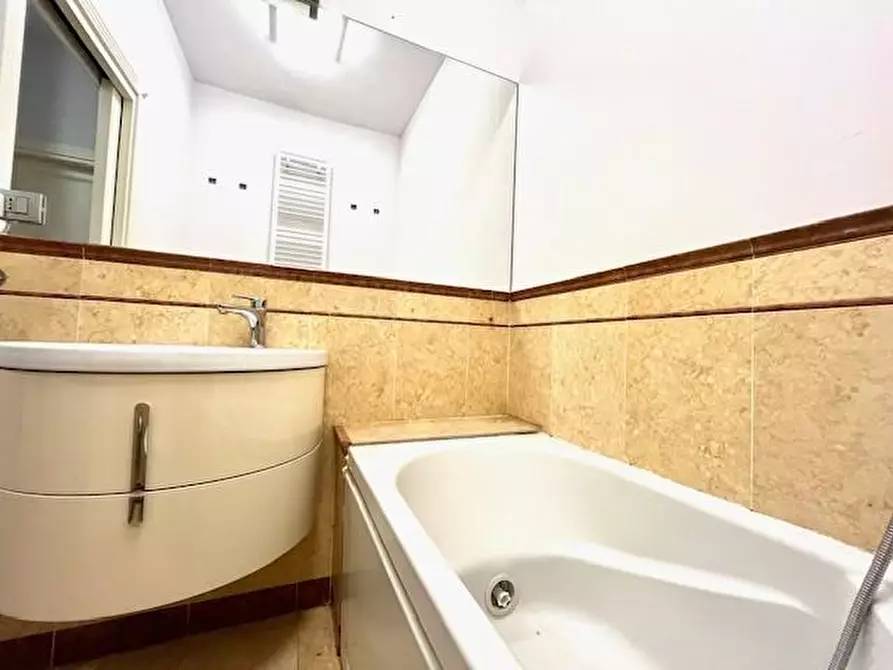 Immagine 23 di Appartamento in vendita  a Viareggio