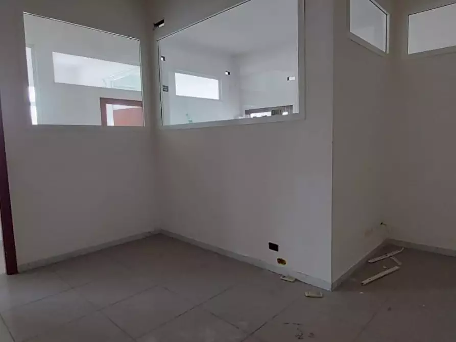Immagine 8 di Ufficio in affitto  a Carrara
