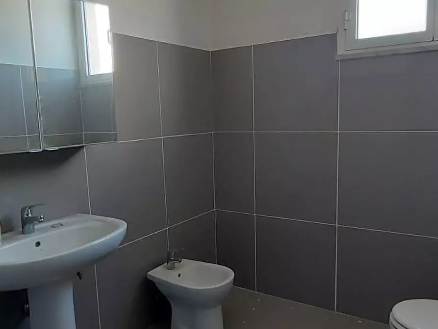 Immagine 11 di Ufficio in affitto  a Carrara