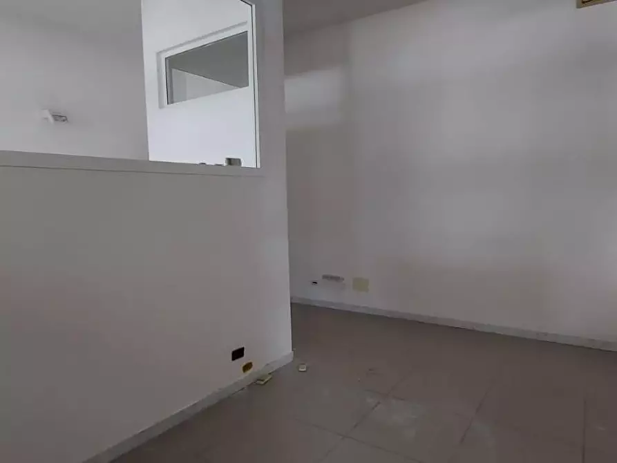 Immagine 9 di Ufficio in affitto  a Carrara