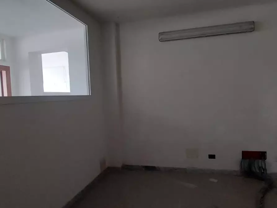 Immagine 4 di Ufficio in affitto  a Carrara