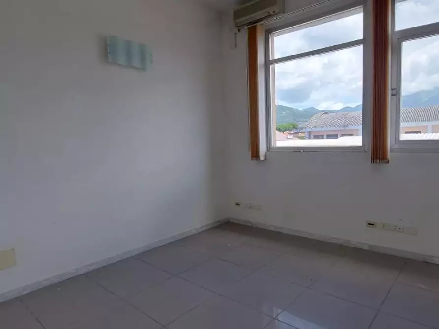 Immagine 10 di Ufficio in affitto  a Carrara