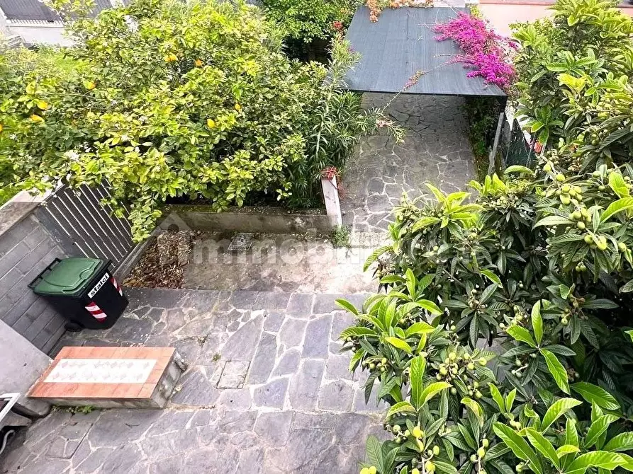 Immagine 16 di Villetta a schiera in vendita  a Carrara