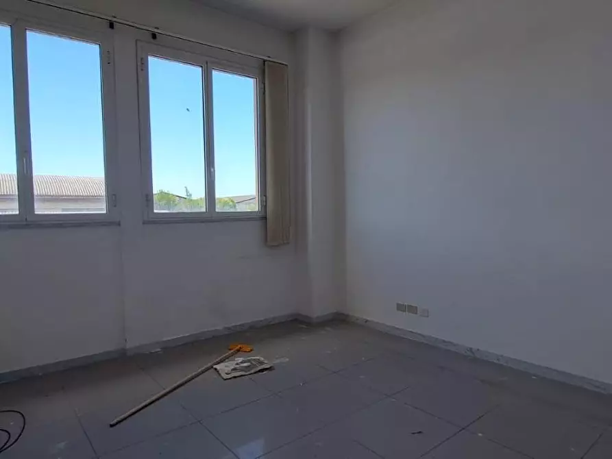 Immagine 4 di Ufficio in affitto  a Carrara