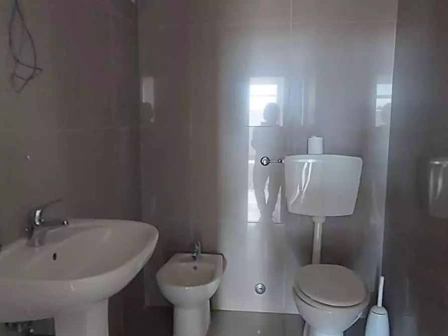 Immagine 5 di Ufficio in affitto  a Carrara