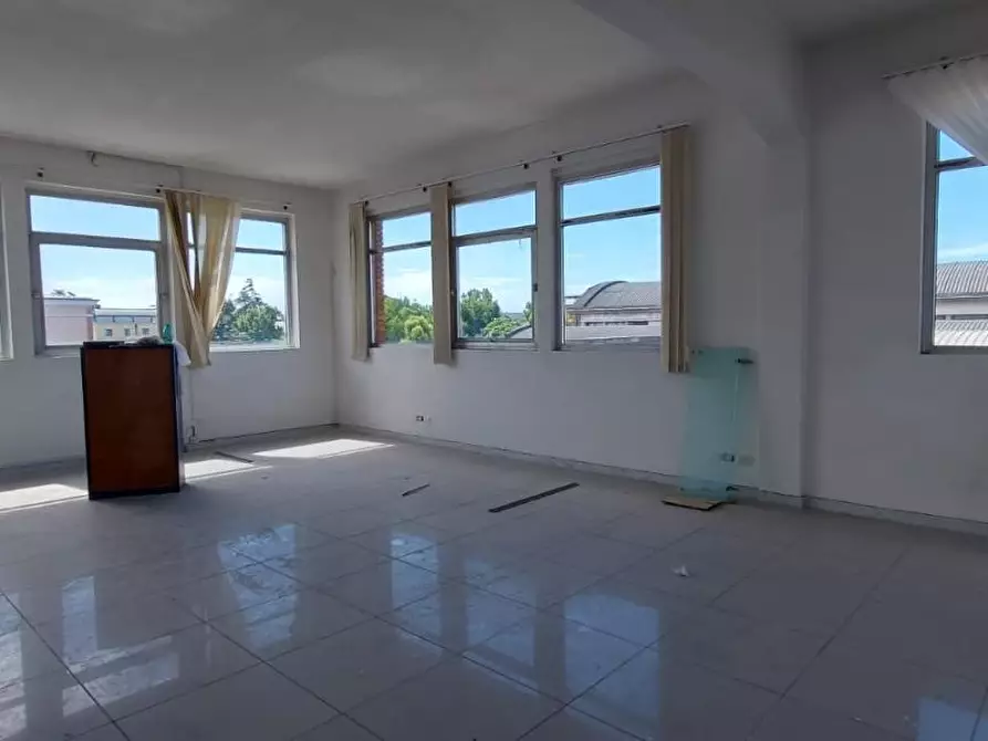 Immagine 2 di Ufficio in affitto  a Carrara