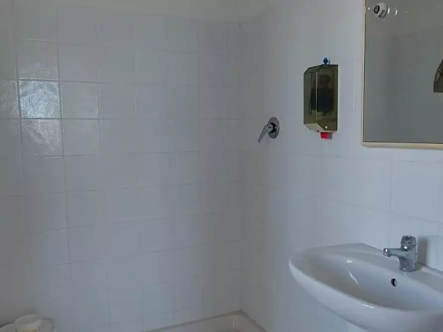 Immagine 4 di Ufficio in affitto  a Carrara