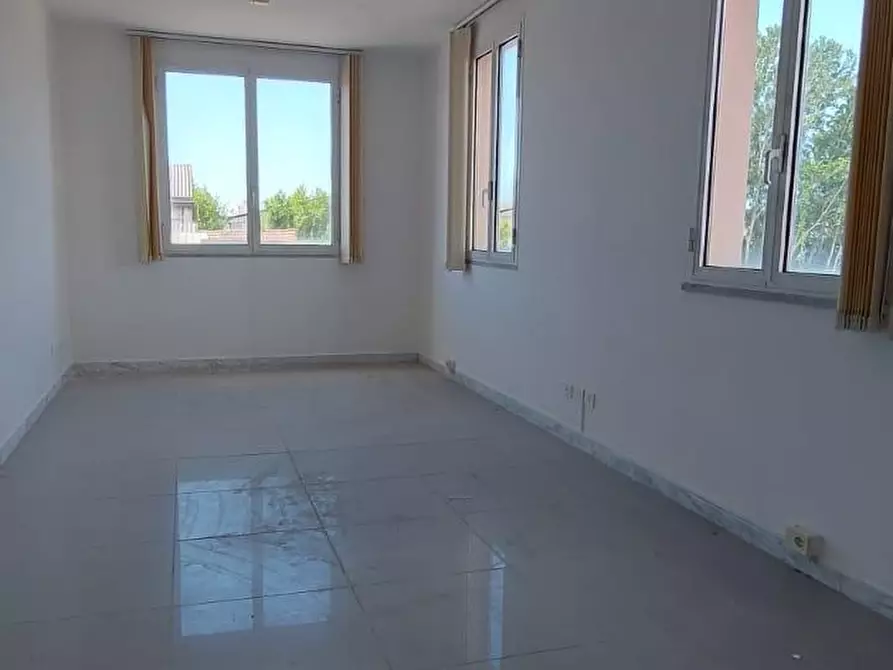 Immagine 2 di Ufficio in affitto  a Carrara