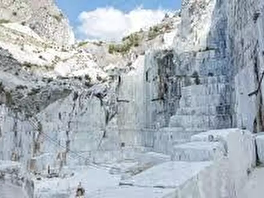 Immagine 21 di Casa indipendente in vendita  a Carrara