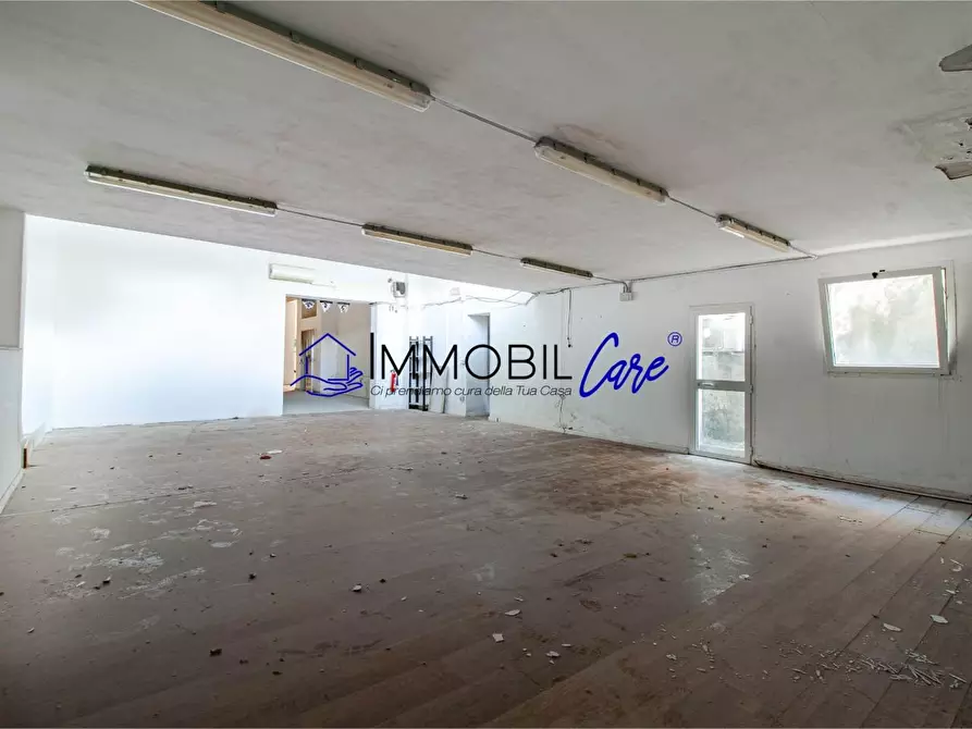Immagine 13 di Locale commerciale in affitto  a Livorno