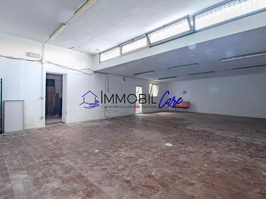 Immagine 11 di Locale commerciale in affitto  a Livorno