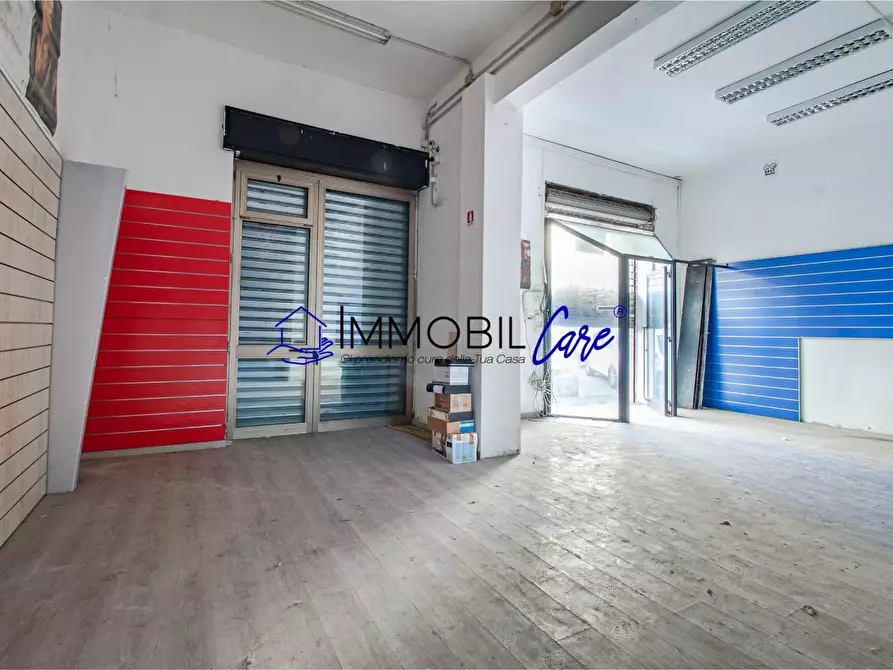 Immagine 15 di Locale commerciale in affitto  a Livorno