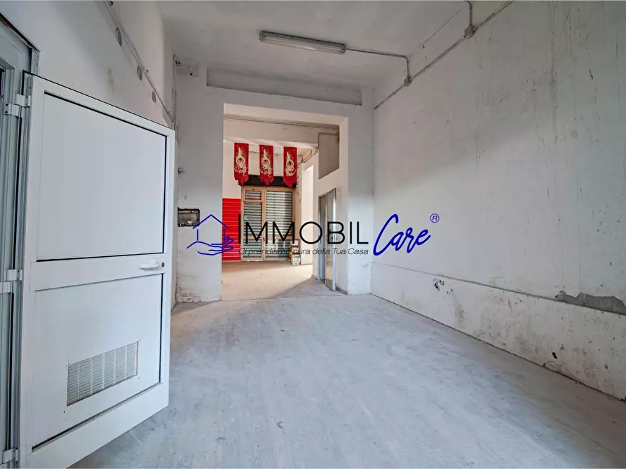 Immagine 14 di Locale commerciale in affitto  a Livorno