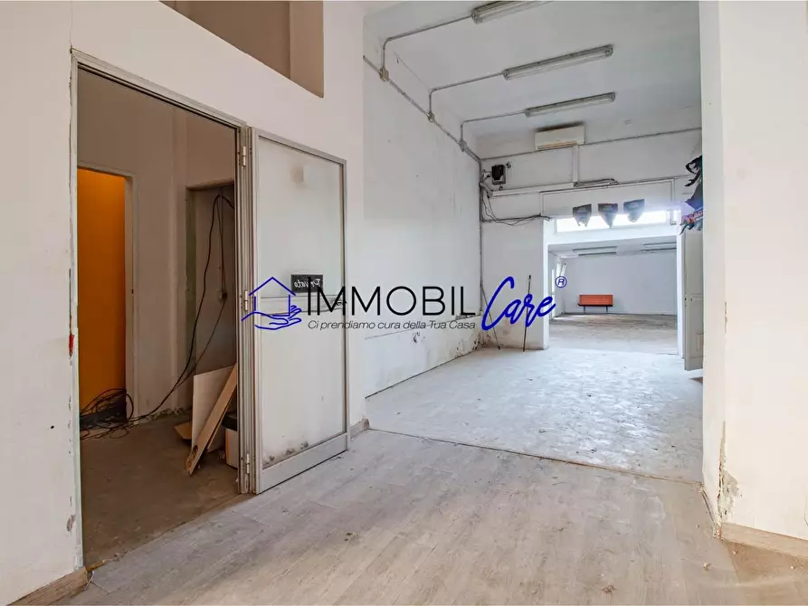 Immagine 8 di Locale commerciale in affitto  a Livorno