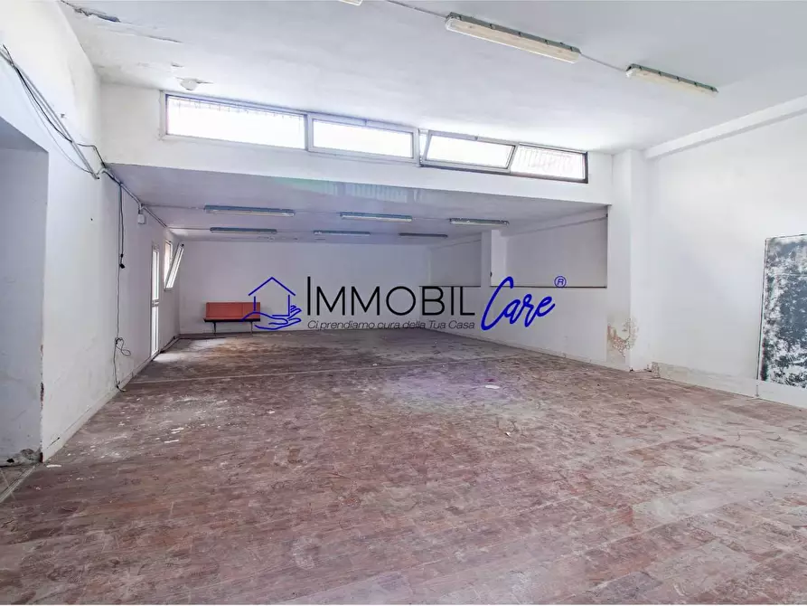 Immagine 10 di Locale commerciale in affitto  a Livorno