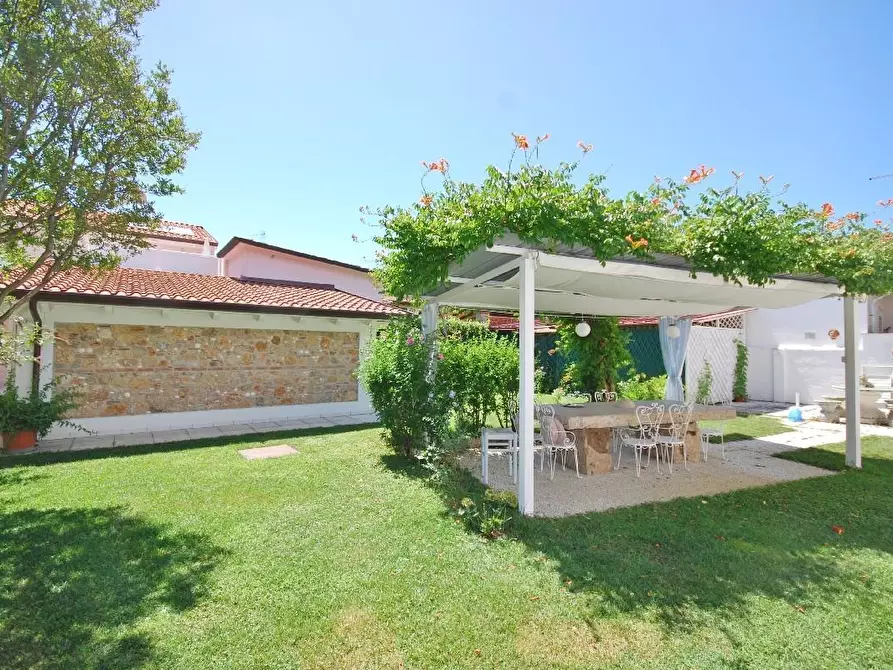 Immagine 8 di Casa indipendente in affitto  a Pietrasanta