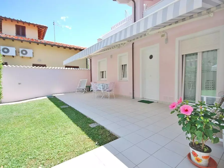 Immagine 5 di Casa indipendente in affitto  a Pietrasanta