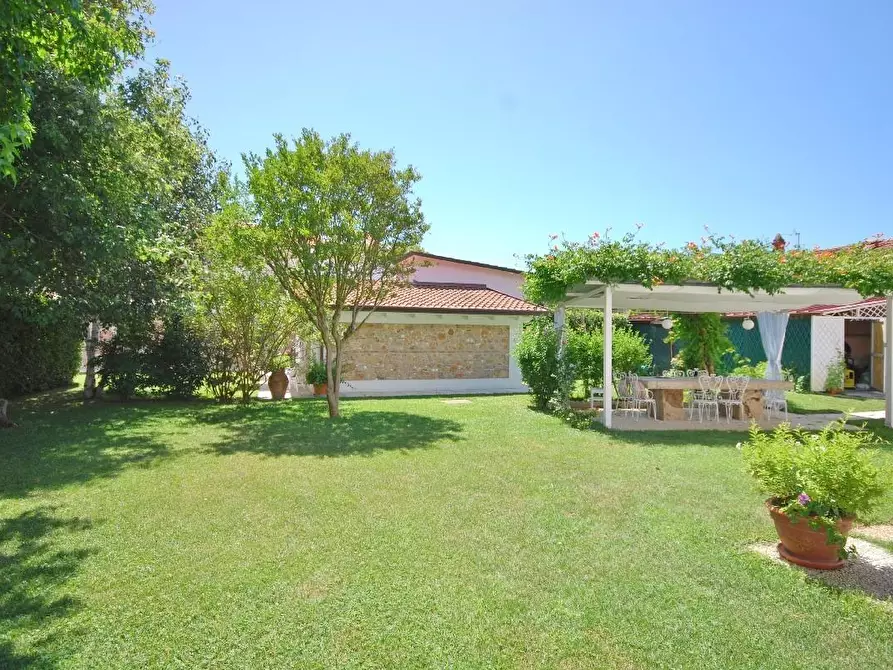 Immagine 10 di Casa indipendente in affitto  a Pietrasanta