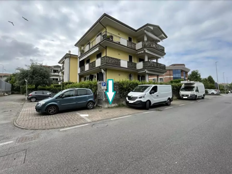 Immagine 1 di Garage in vendita  a Seravezza