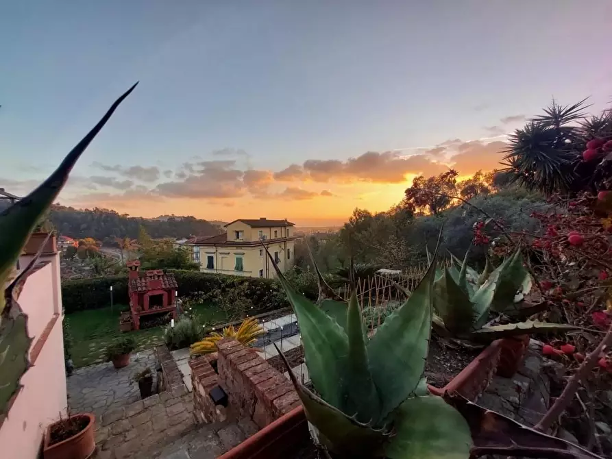 Immagine 1 di Porzione di casa in vendita  a Carrara