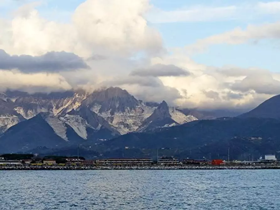 Immagine 17 di Casa semindipendente in vendita  a Carrara
